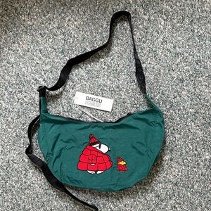 BAGGU Peanuts NWT medium nylon crescent bag